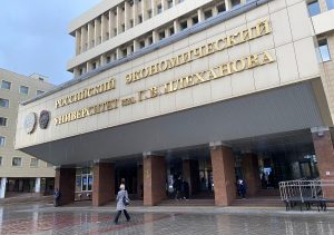 Новый способ ускорения разложения полиэтилена в почве разработан учеными РЭУ имени Георгия Плеханова. Фото: Анна Быкова, «Вечерняя Москва»