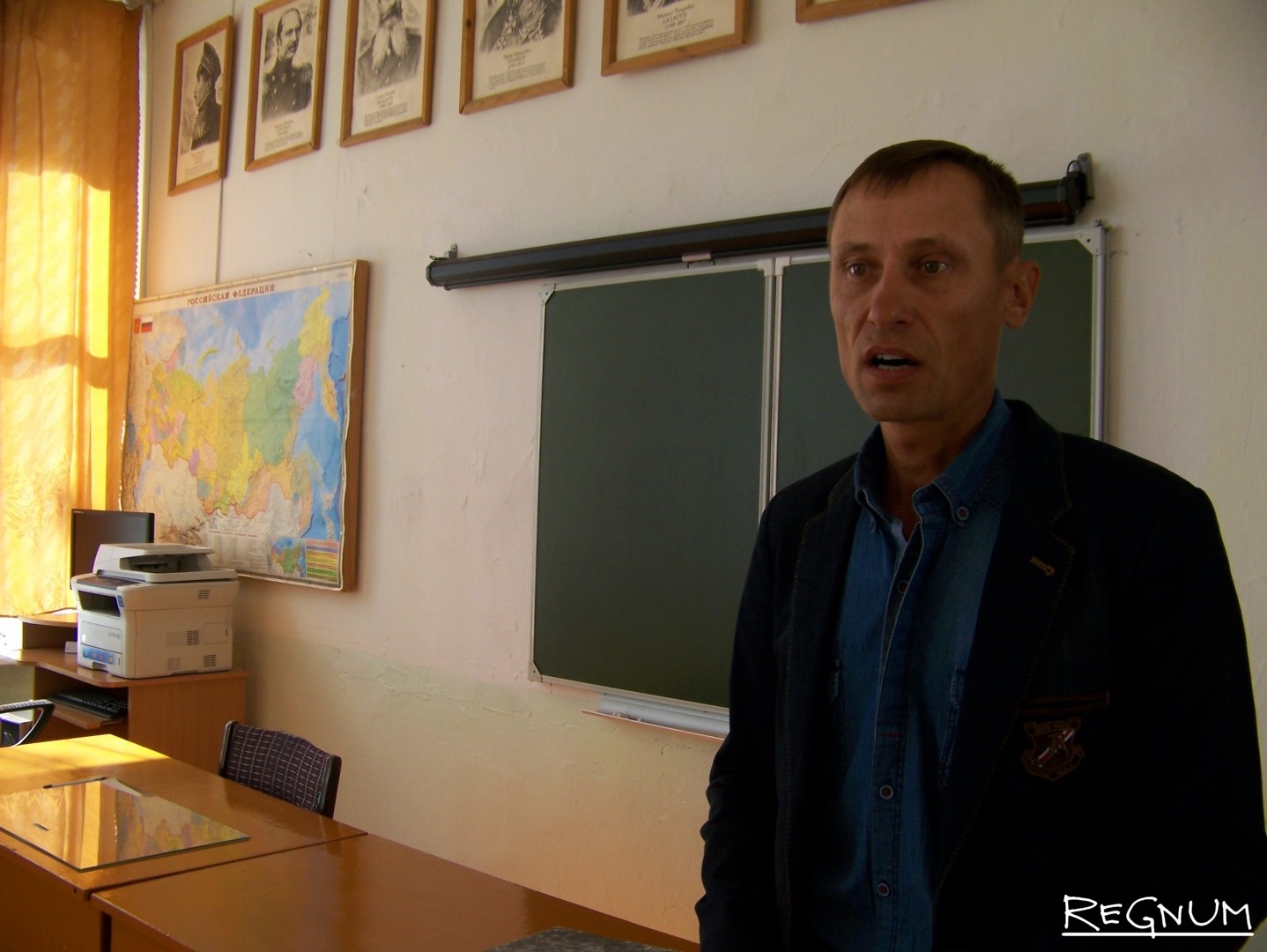 Учитель истории Кучукской средней школы в День знаний. Алтайский край