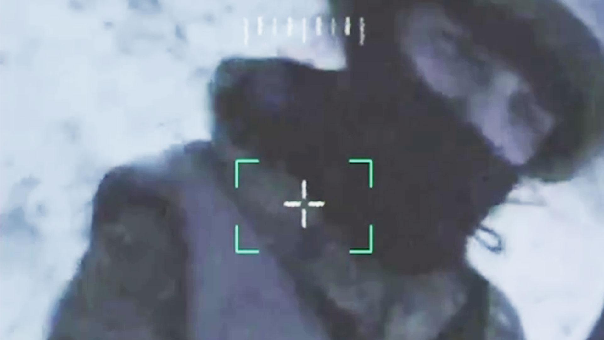 Боец обманул дрон. Место инцидента с бпла. Убийство украинского солдата дроном. Российский солдат поймал беспилотник. Полиция австралии оружие.