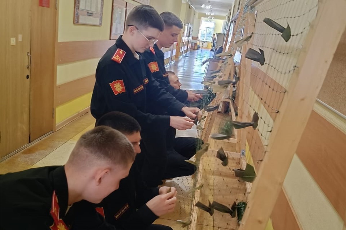 Суворовцы Москвы изготавливают средства маскировки для бойцов СВО, фото 1