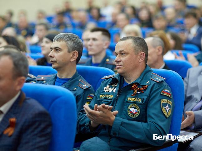 В День пожарной охраны губернатор наградил сотрудников белгородского МЧС - Изображение 2