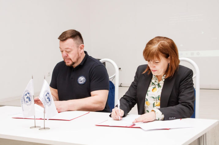 Марина Максимчук и Дмитрий Шнур подписали Соглашение о сотрудничестве. Фото: Владислав Лемянский