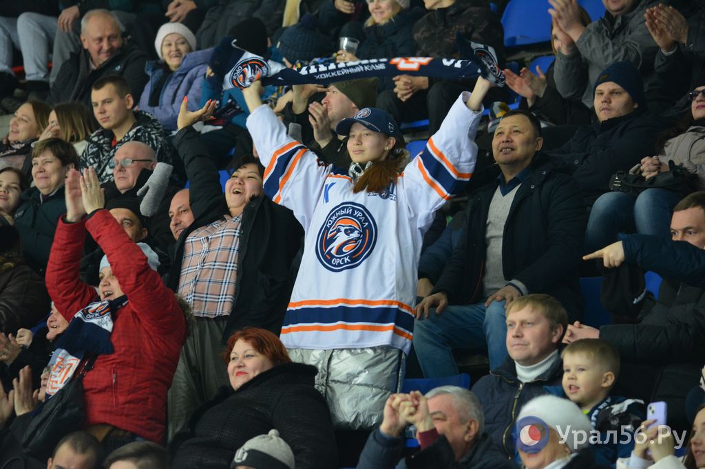 Город орск южный урал как болельщики машут флагами. Гостевая болельщиков южный урал. Олег гуляев чехов. Гостевая болельщиков южный урал. Урал-спорт березники.