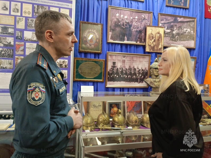 Эстрадная певица и телеведущая Наталья Гулькина посетила столичный главк МЧС России