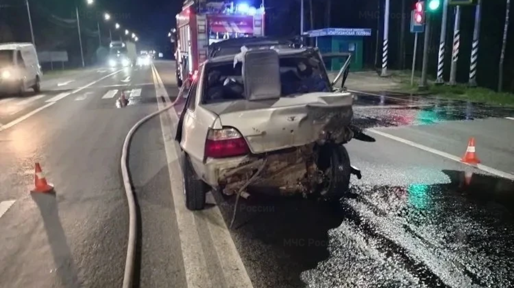 Под Брянском на повороте на Партизанскую поляну разбились две легковушки