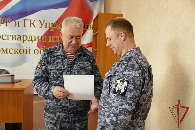 Личный состав подразделений лицензионно-разрешительной работы и государственного контроля Росгвардии чествовали в Томске