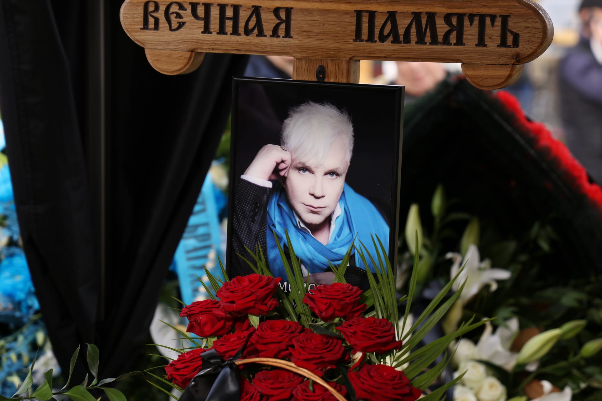 Проводили под аплодисменты и крики «Браво!»: могилу Бориса Моисеева усыпали цветами