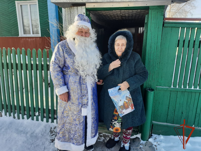 В Черепаново сотрудники вневедомственной охраны Росгвардии поздравили ветеранов службы с наступающим Новым годом