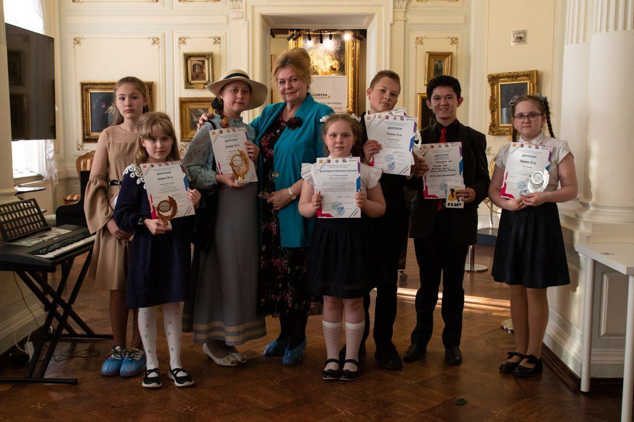 Палитра старых мастеров 2024. Кисть художника. Палитра старых мастеров 2024. Палитра старых мастеров. Палитра красок художника.