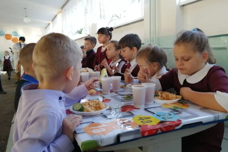 Дети едят в школьной столовой Абрамченко Анета