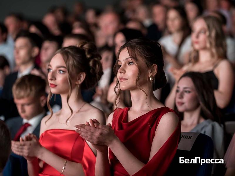 В Белгороде провели выпускные балы (фоторепортаж)