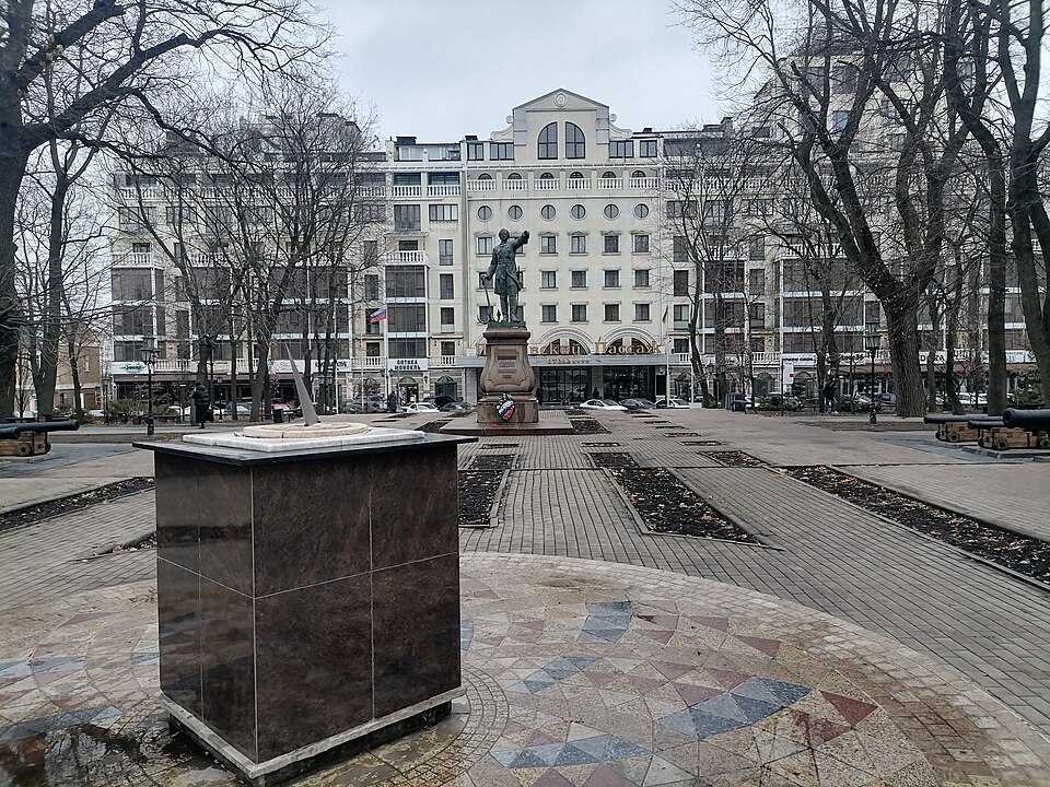 Петровский сквер, памятник Петру I и Петровский пассаж. Википедия, Bogdanov-62. CC BY 4.0