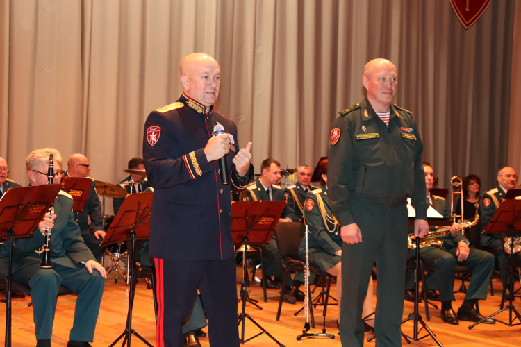 В Хабаровске росгвардейцы поздравили женщин-коллег с наступающим праздником 8 марта 