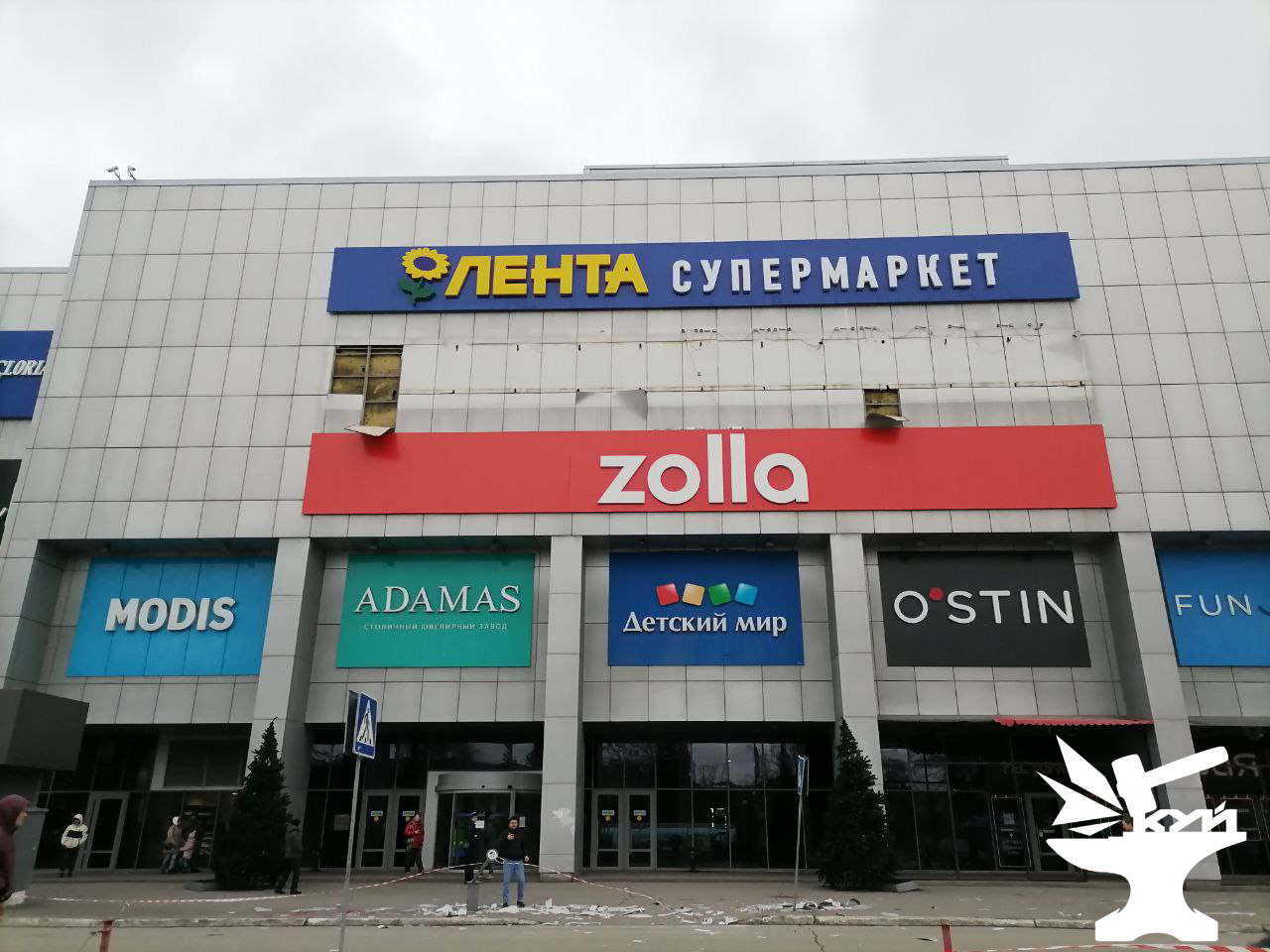 Женщину придавило вывеской спортмастер