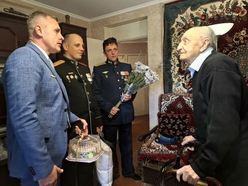 Участники программы Севастополь город героев поздравили ветерана войны с наступающим Днем Победы