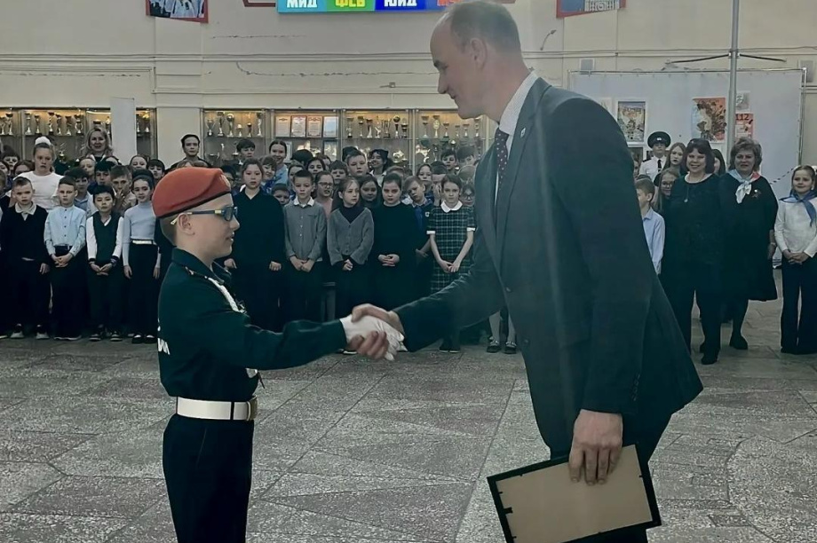 Школьник, спасший первоклассника из снежного завала, получил благодарность МЧС Камчатки. Фото: Сергей Лебедев, 