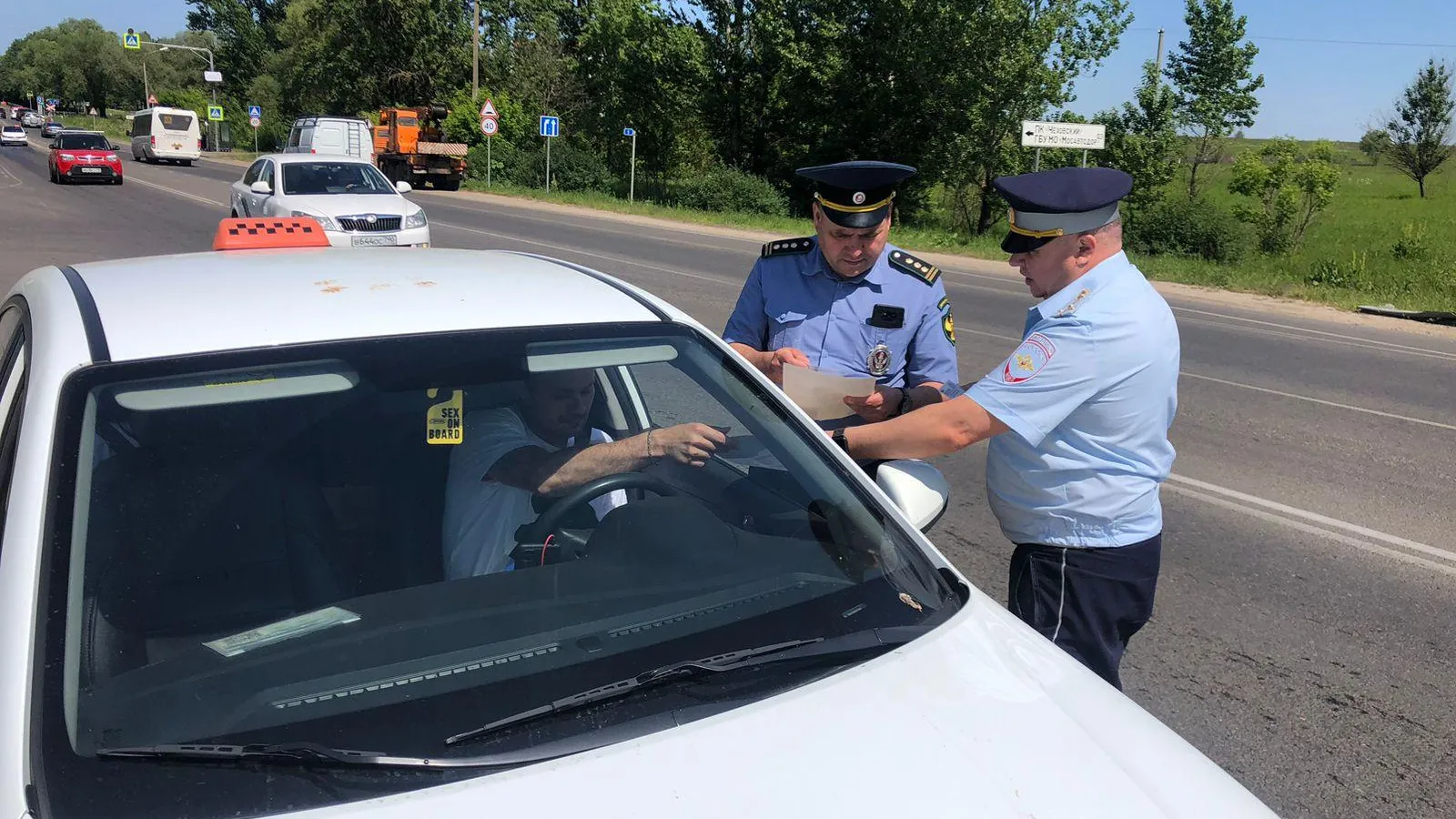 Ул чехова полиция. Дорожная полиция. Полиция фото. Рейд ДПС. Сотрудник ГИБДД на дороге.