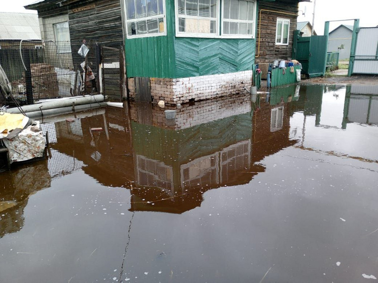 Вода после ливней подобралась к жилым домам в Нагайбакском районе