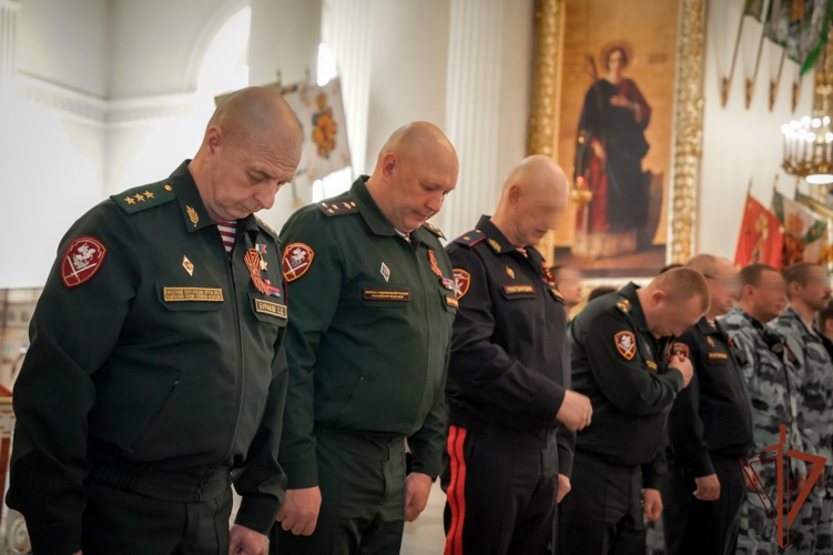 В Санкт-Петербурге росгвардейцы приняли участие в праздничном богослужении в ознаменование Дня Победы