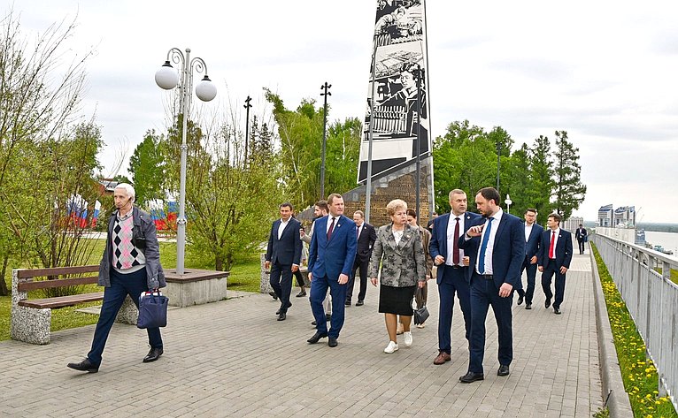 Сенаторы посетили парк в Барнауле в рамках рабочей поездки в Алтайский край