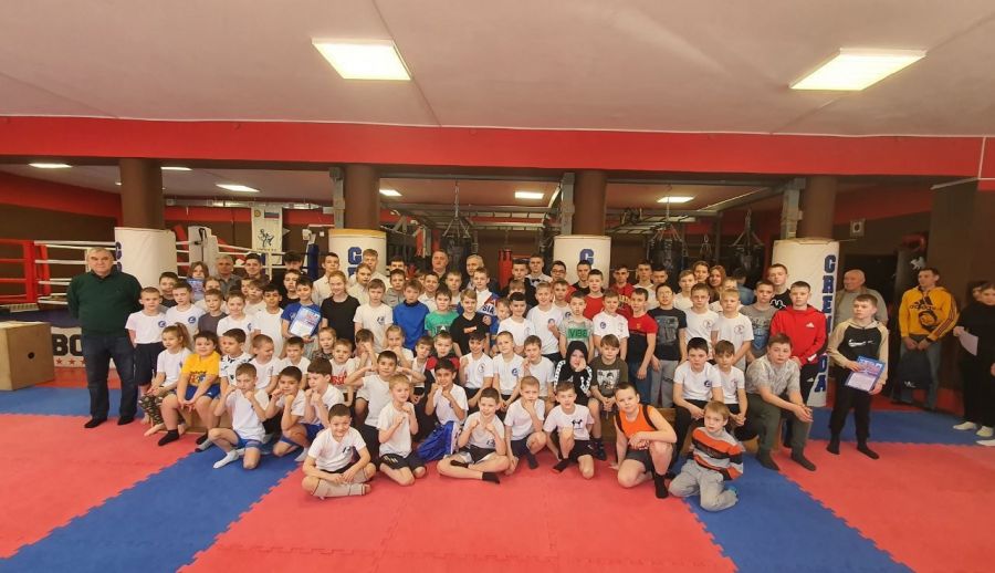 Флаг спортивного клуба. Кубки и медали по каратэ. Клуб гренада асбест. Город рубцовск клуб гренада. Кикбоксинг логотип.