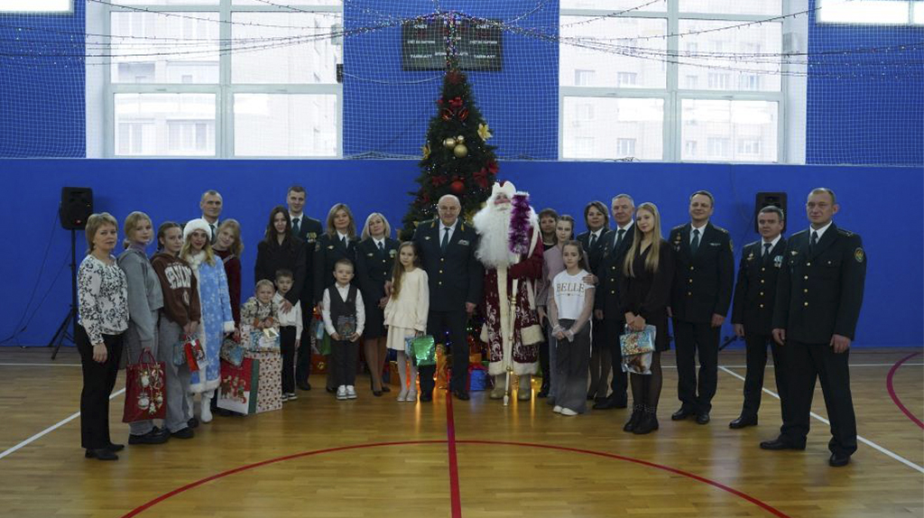 Брянские таможенники исполнили новогодние мечты детей своих сослуживцев