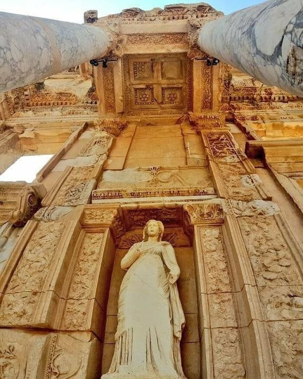21. Библиотека Цельса в Эфесе был построен в 117 г. н.э. для хранения около 12 000 свитков и в качестве мавзолея для Тиберия Юлия Цельса Полемеана