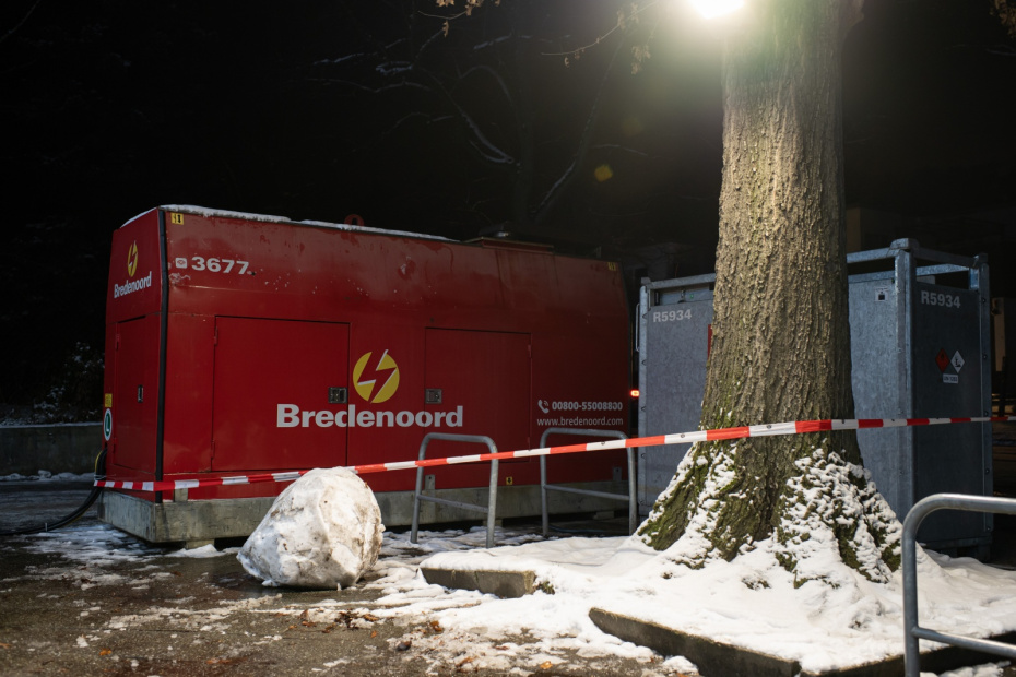 Работающий генератор во время отключения электроэнергии в районе Николассе в Берлине, Германия