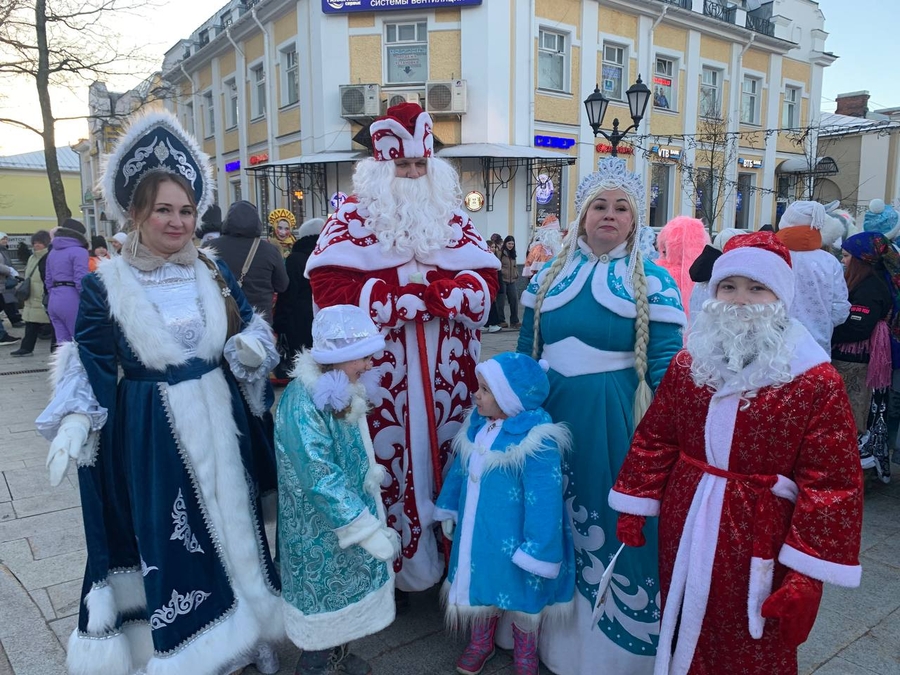 Дедушки Морозы открыли каток в Гатчине