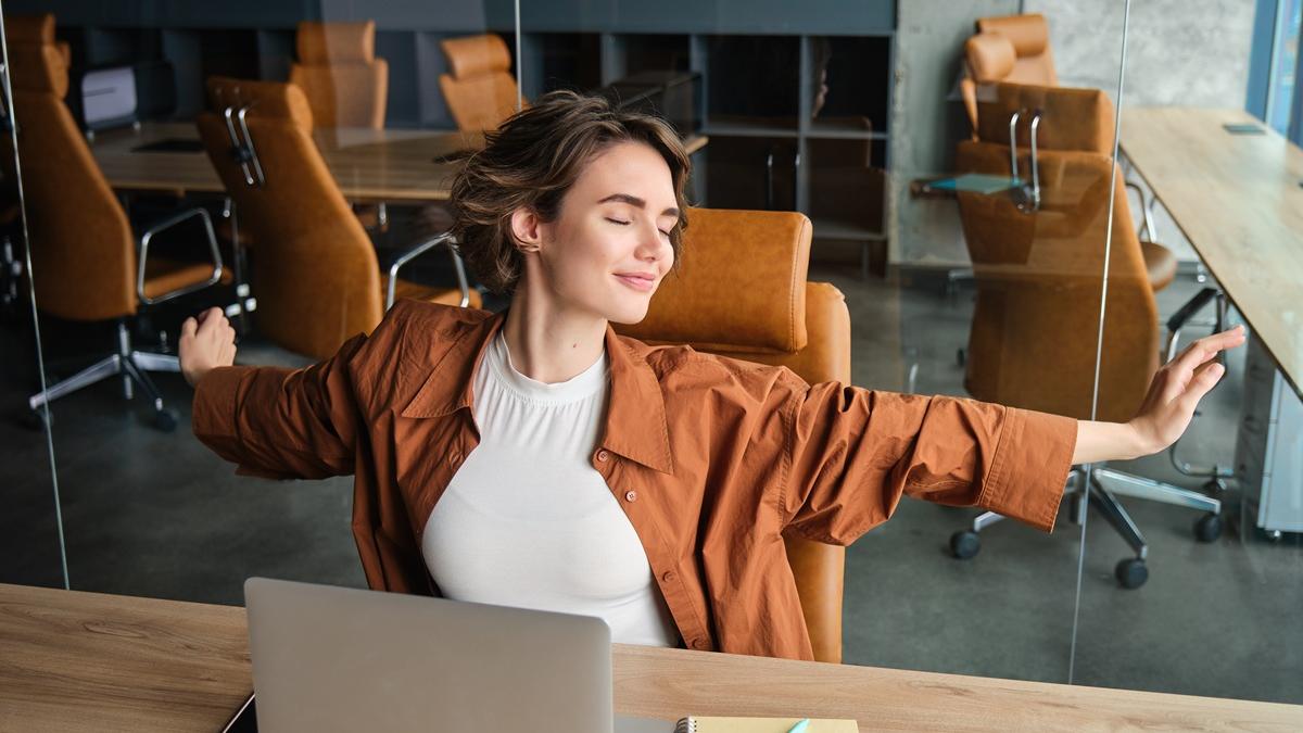 Офисный работник делает упражнения