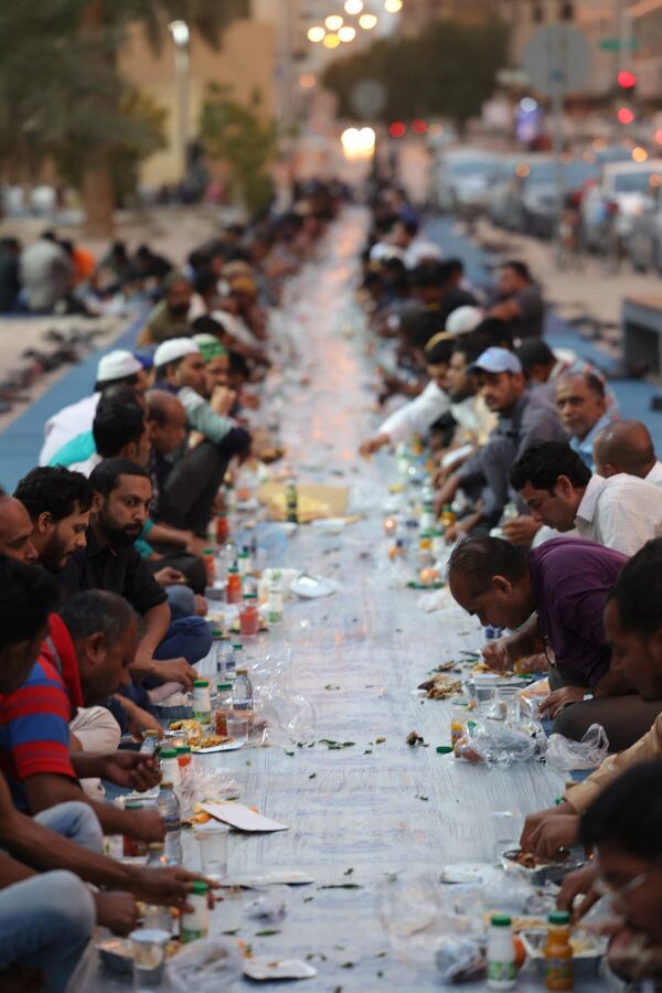 Иностранные рабочие постятся во время священного для мусульман месяца Рамазан в парке в Эр-Рияде, Саудовская Аравия. - Sputnik Азербайджан