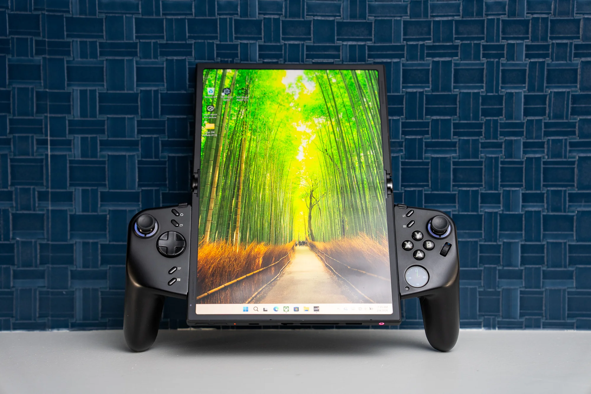 Lenovo представила революционную складную консоль Legion Go Fold 