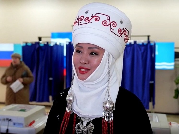 Сахалинцы голосуют на выборах президента в национальных костюмах