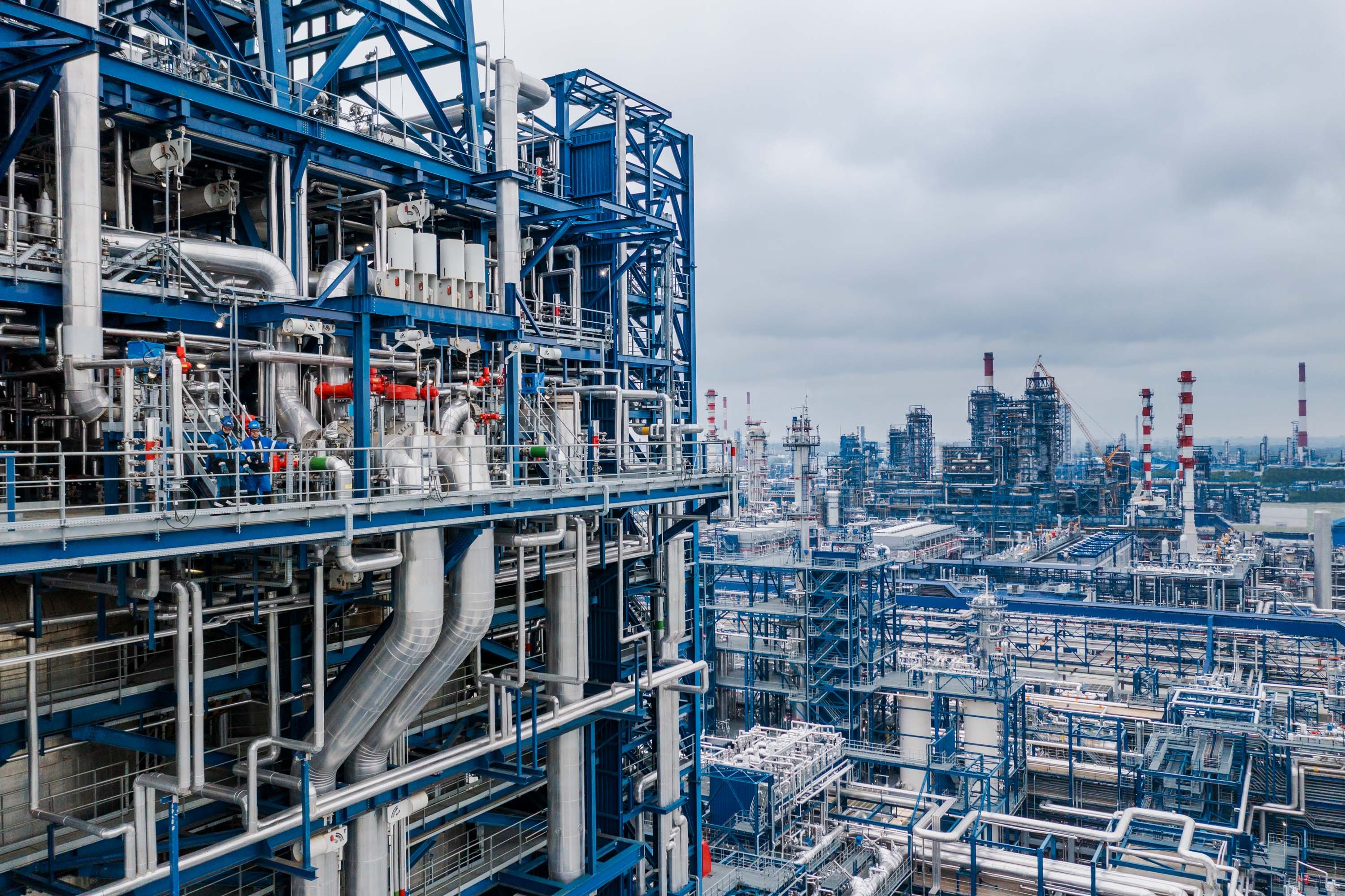 Нпз это что такое простыми словами. ОНПЗ Омский нефтеперерабатывающий. Нефти завод Омск. ОНПЗ Газпромнефть Омск. Омский НПЗ продукция.
