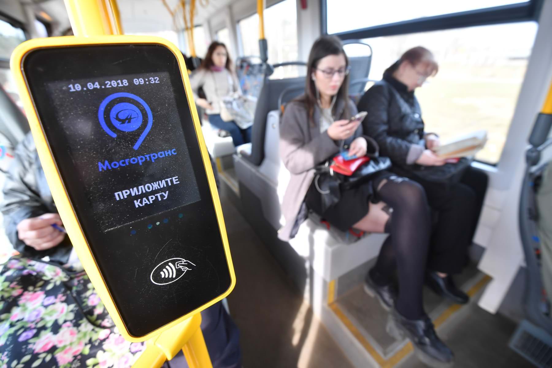 Оплата картой в автобусе. Валидатор в автобусе москва. Оплатить проезд в автобусе банковской картой. Как оплатить проезд в московском автобусе. Бесконтактная оплата проезда.
