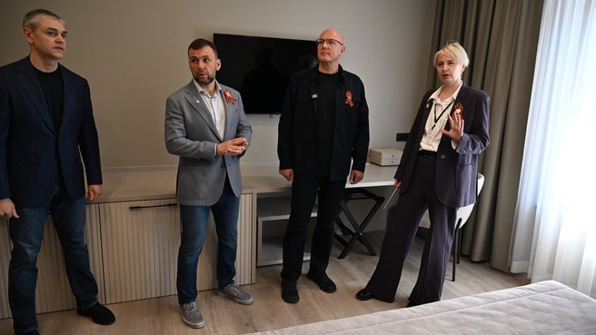 Дмитрий Чернышенко вместе с главой ДНР Денисом Пушилиным посетили гостиницу «Чайка» в Мариуполе