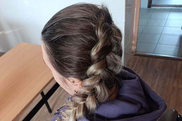 В изолированном участке, функционирующем как исправительный центр при КП-12 УФСИН России по Омской области, состоялся мастер-класс по плетению кос