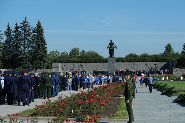 Ветераны УИС, руководство и сотрудники ГУФСИН России по г. Санкт-Петербургу и Ленинградской области возложили цветы к монументу «Мать-Родина» на Пискаревском мемориальном кладбище