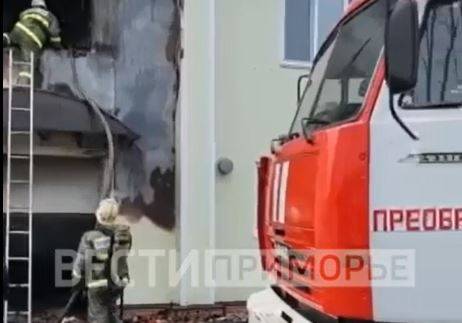 300 квадратов: мощный пожар охватил градоборазующее предприятие в Приморье