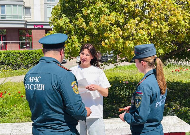 Сотрудники МЧС России поздравили белгородцев с 81-ой годовщиной Великой Победы и напомнили о правилах пожарной безопасности в праздничные дни