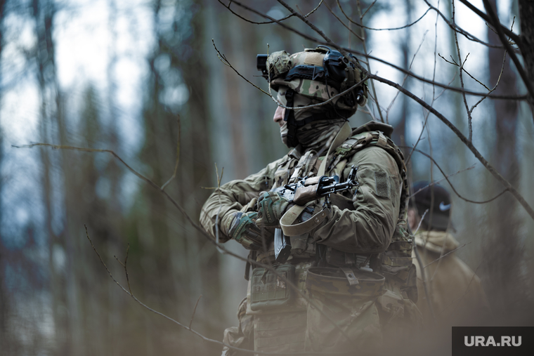 Военно-тактическая подготовка гражданского населения на полигоне. Пермь, тренировка, автомат калашникова, противостояние, лес, оружие, вооружение, война, подготовка, ак, конфликт, вооруженные силы, тайга, зеленка, вооруженные люди, вооруженный человек, весна, солдат, мобилизация, вс рф, сво, военный, ак 74