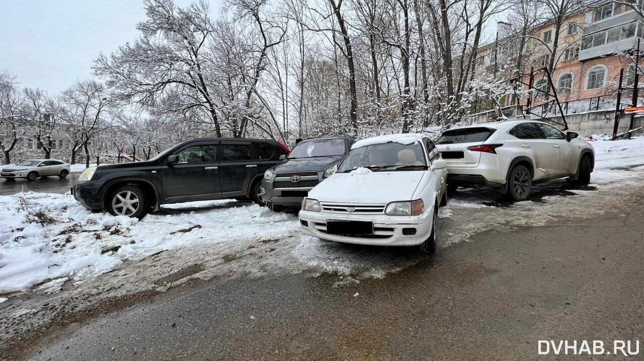 Шесть машин столкнулись из-за снега на Казачьей Горе (ФОТО)