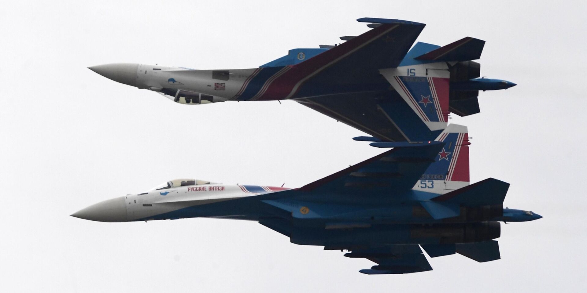 Группа высшего пилотажа Русские витязи на самолетах Су-35С во время динамического показа авиатехники - ИноСМИ, 1920, 24.08.2025
