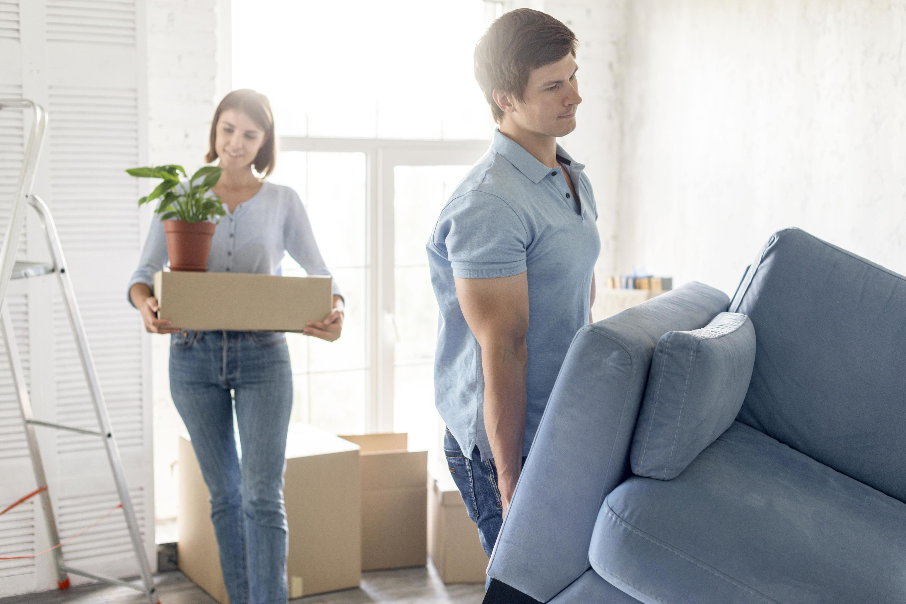 Выбор квартиры. Как передать деньги при покупке квартиры?. Выселение семьи из квартиры. Картинки про выселение квартирантов. Получение квартиры фото.