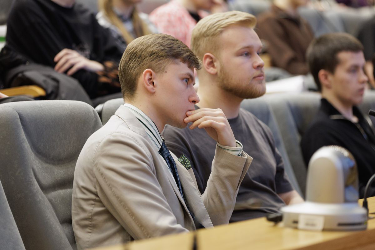 Слушателей был полный зал 