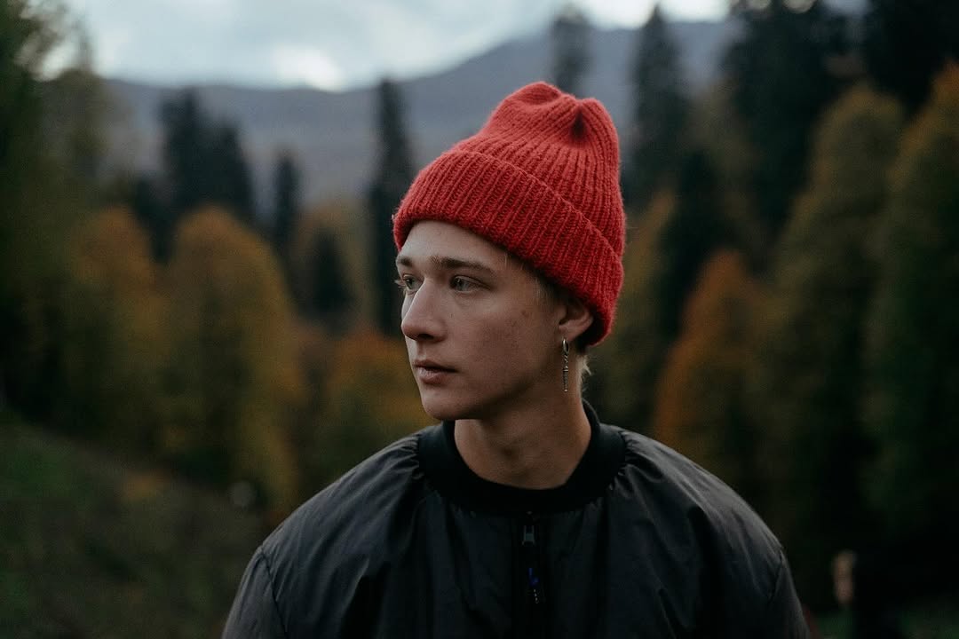 Роспись храмов, мечты о карьере музыканта и любовь к уединению: Что мы знаем об Олеге Савостюке