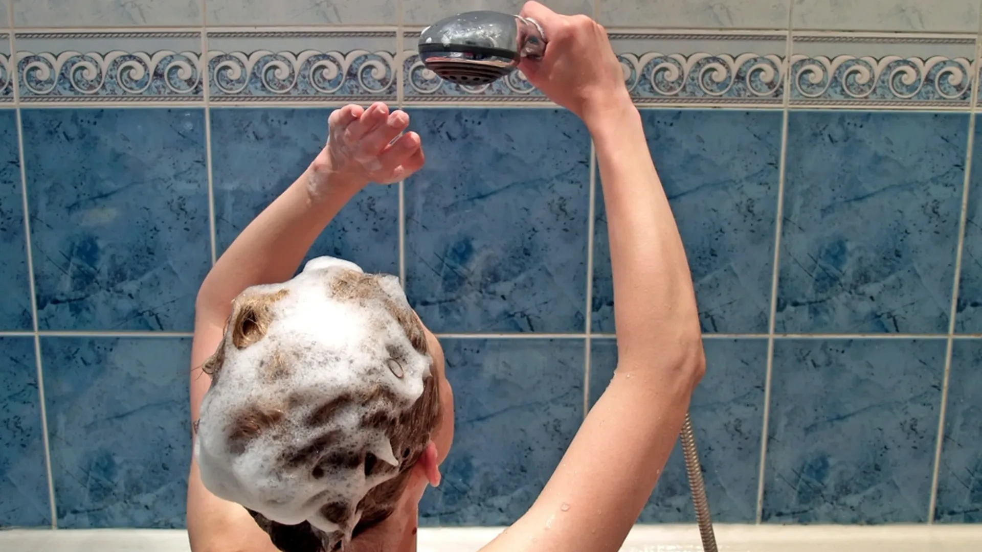 Мужа женой моются в душе. Моется в ванной. Мытьё головы в ванной. Мыться без воды. Намыленный в ванной.