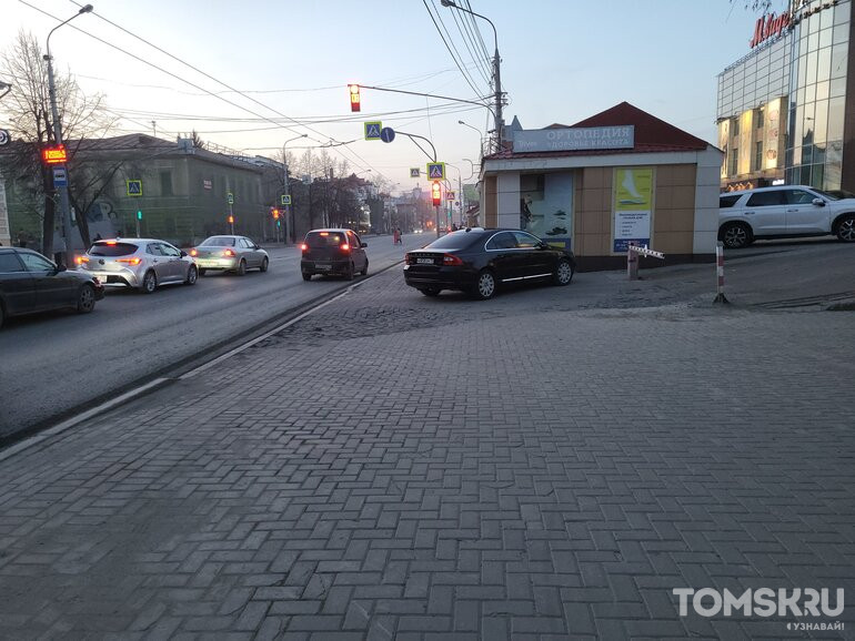 Мастера томской парковки: чудеса на тротуарах и поблизости
