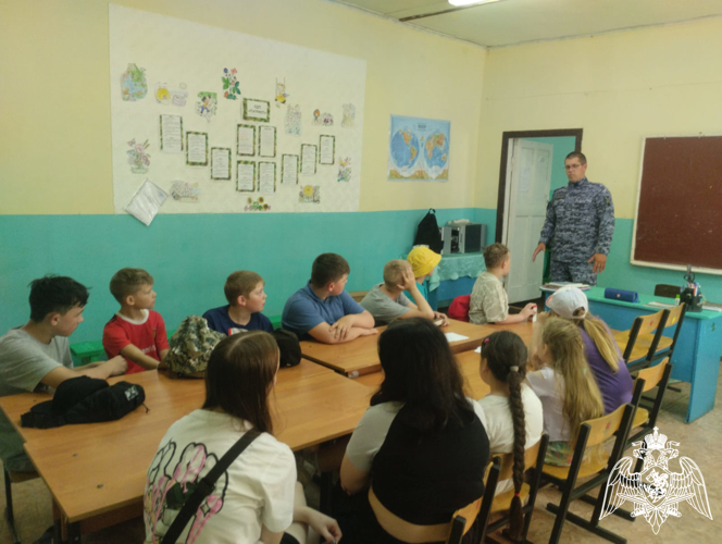 Офицер Росгвардии провел профилактическое занятие по мерам безопасности в период летних каникул для детей в Пучеже