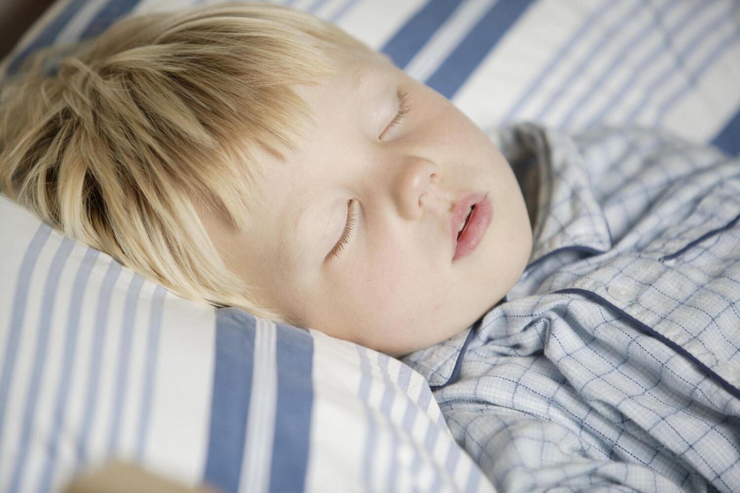 Сплю дышу ртом. Мальчик мучается. Фото 3 летнего мальчика спящего.